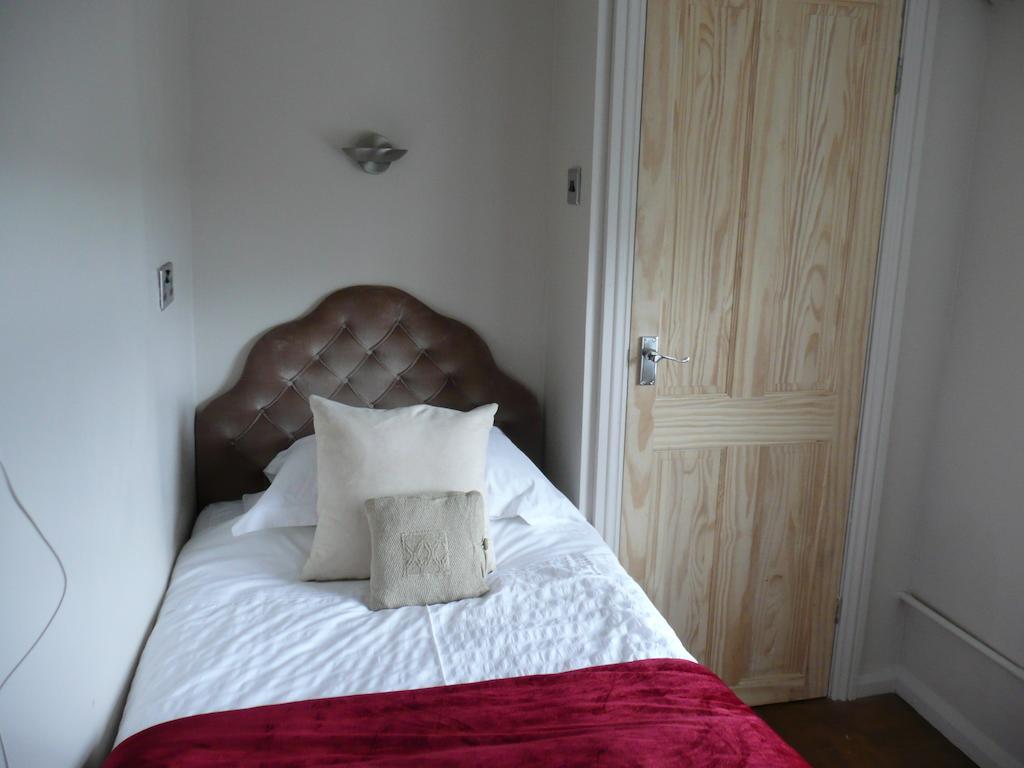 Greenhaugh Hollybush Inn חדר תמונה